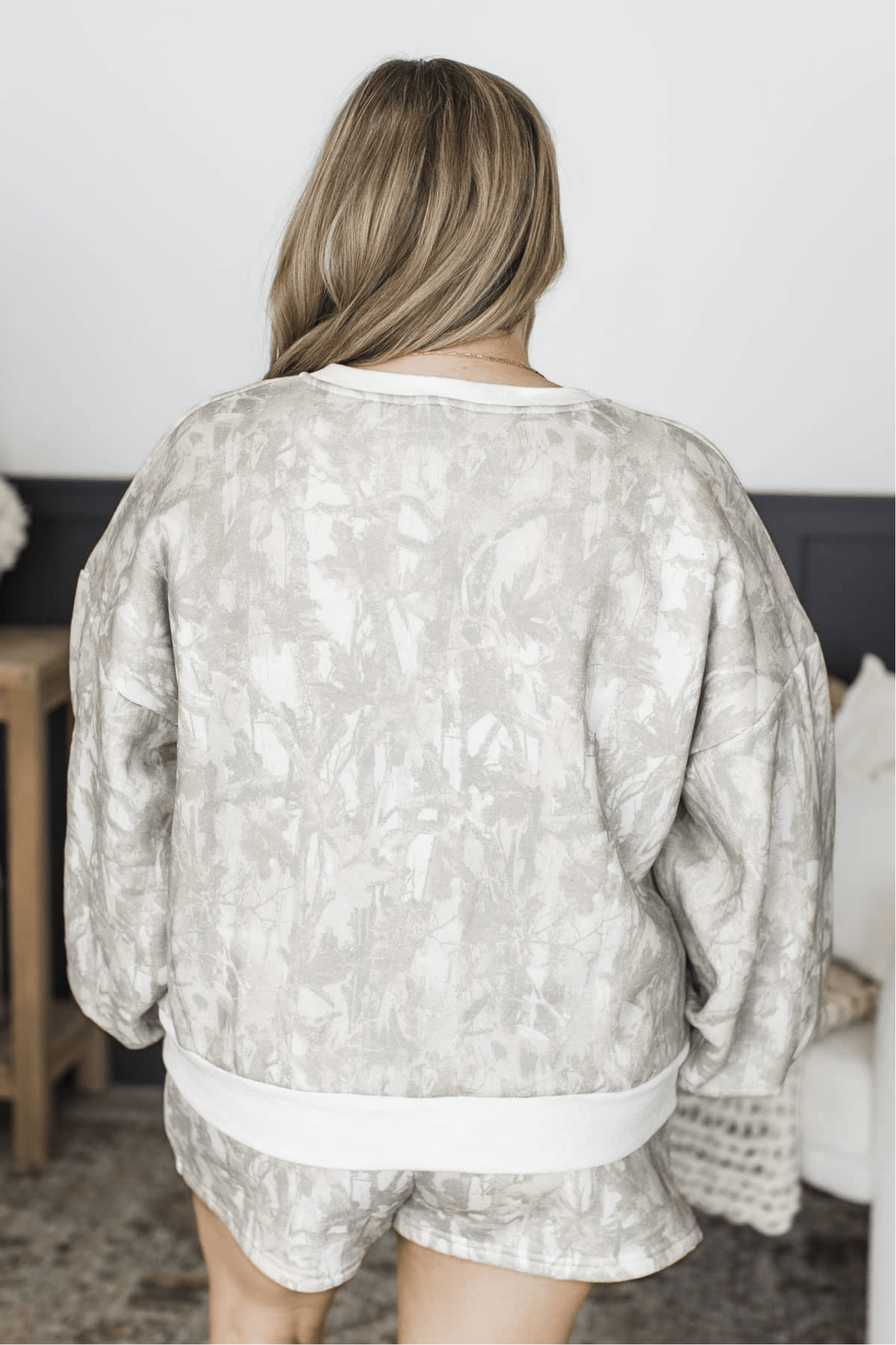 Back view of woman in gray-white patterned lounge set with white waistband.