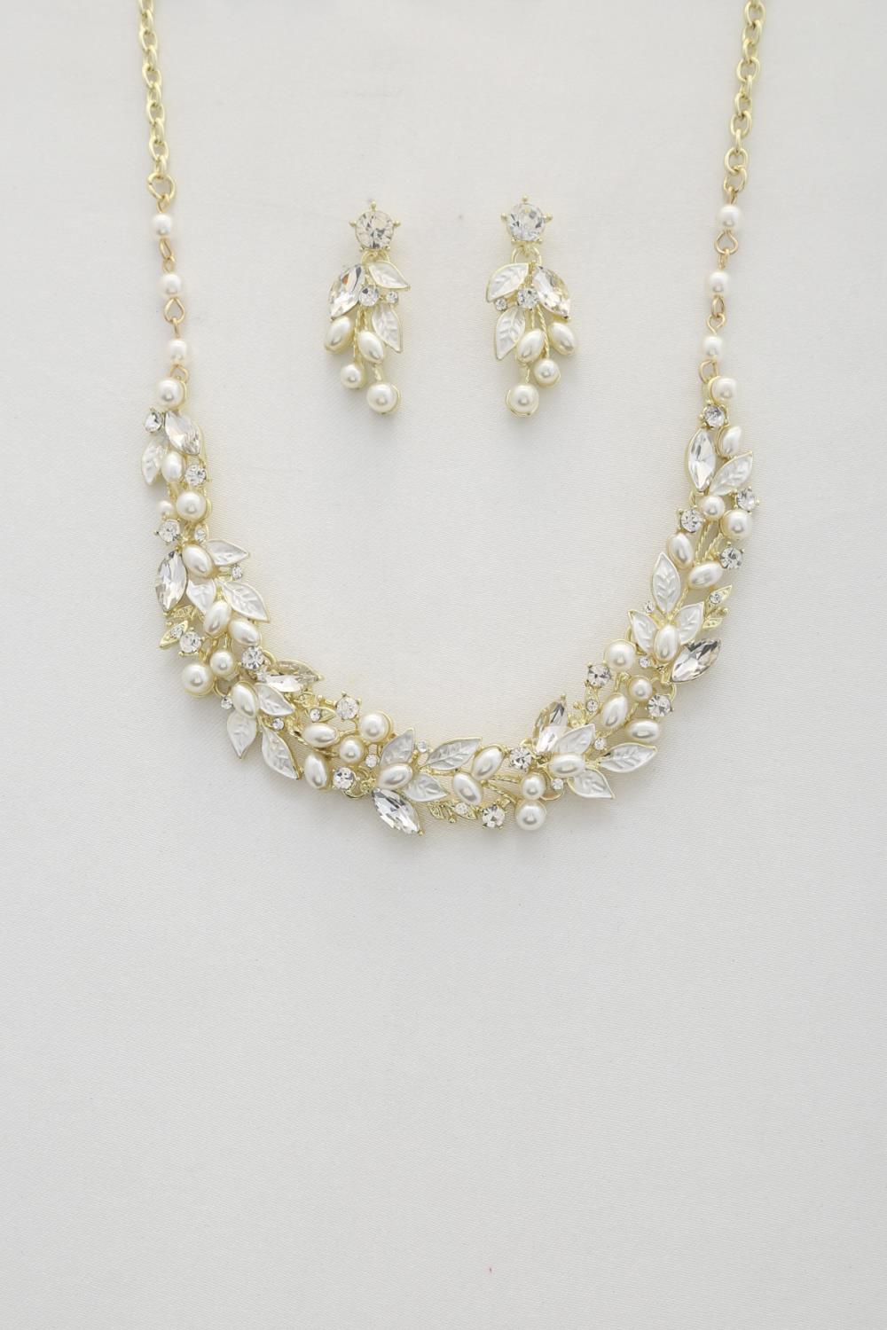 Natural Opulence: Leaf Pattern Pearl Crystal Necklace