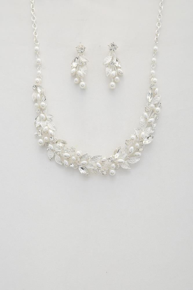 Natural Opulence: Leaf Pattern Pearl Crystal Necklace