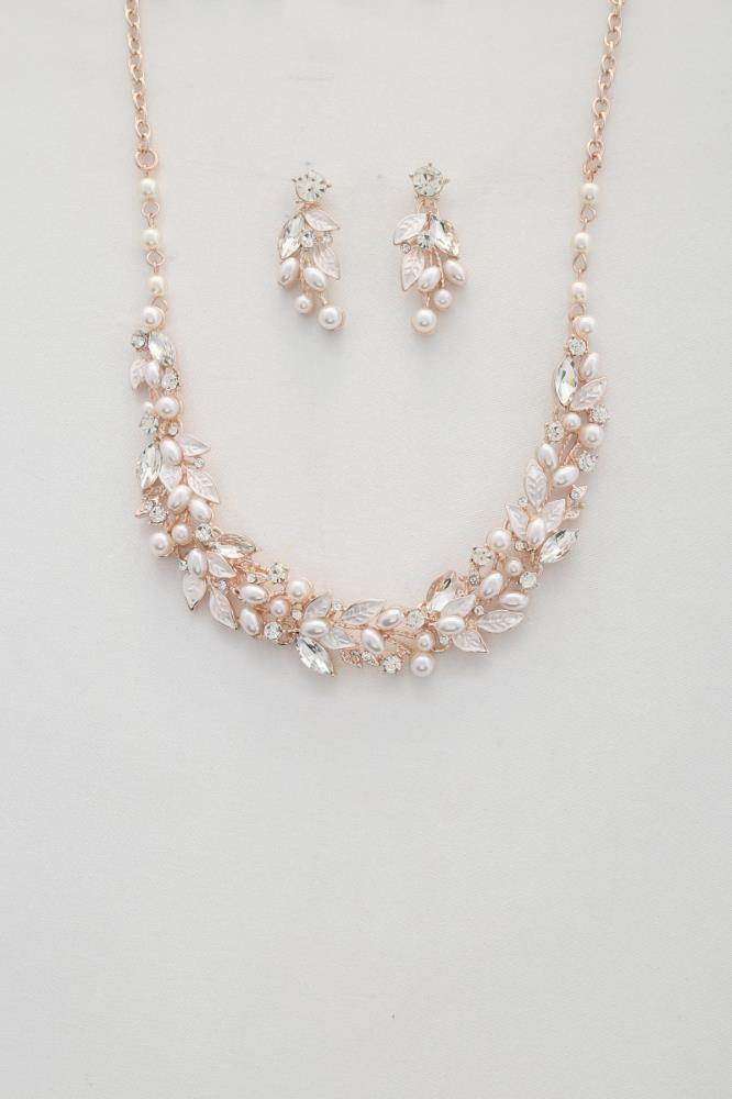 Natural Opulence: Leaf Pattern Pearl Crystal Necklace